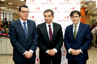 Alberto Durán (a la derecha) y Martínez Donoso flanquean a Henri Malosse, durante su visita a Servimedia 