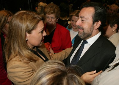 Camarero saluda a Miguel Carballeda