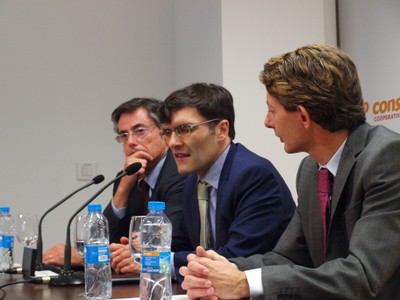 De izquierda a derecha, Juan Luis Durich, Alberto Durán y el director de Personal de Consum, Evarist Casany.