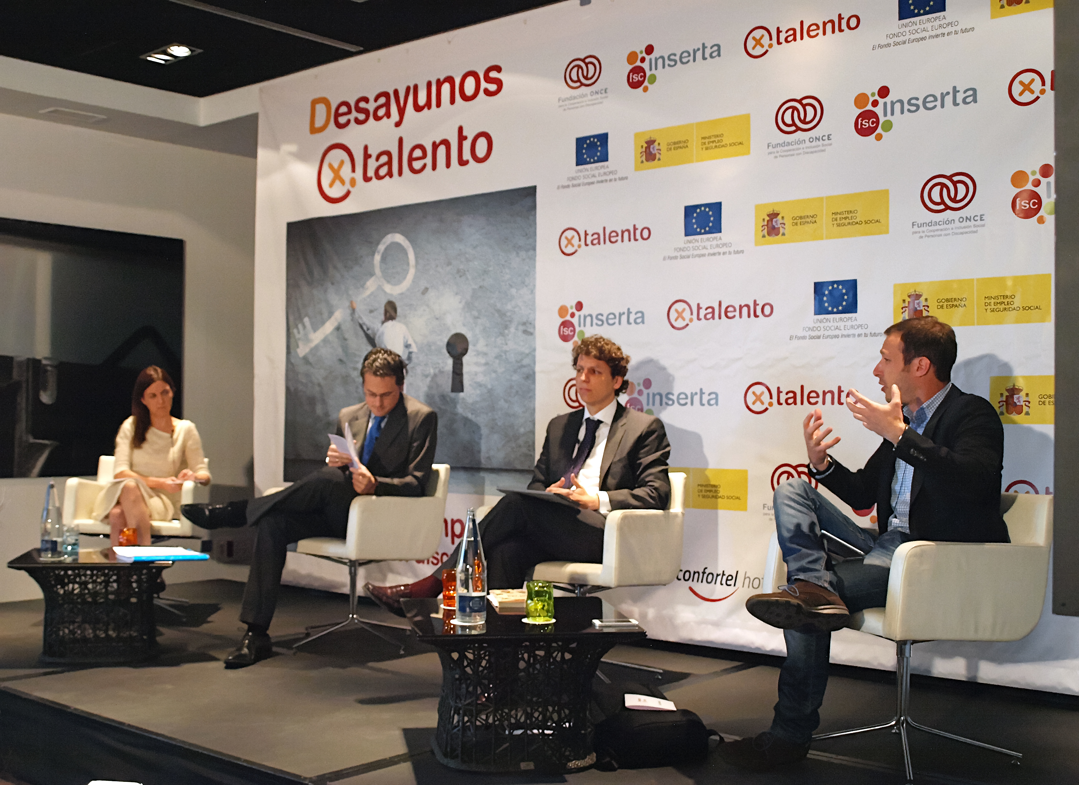 Fernando Riaño (segundo por la izquierda), en el encuentro sobre integración laboral y economía digital