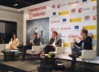 Fernando Riaño (segundo por la izquierda), en el encuentro sobre integración laboral y economía digital