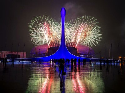 Fuegos artificiales desde el exterior del estadio en la clausura de los Juegos