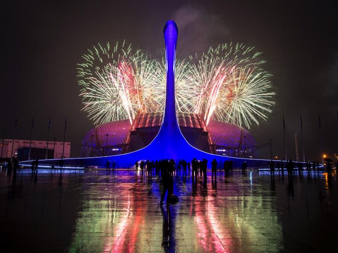 Fuegos artificiales desde el exterior del estadio en la clausura de los Juegos