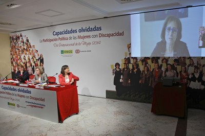 Escuchando la intervención de Viviane Teitelbaum, presidenta del Lobby Europeo de Mujeres