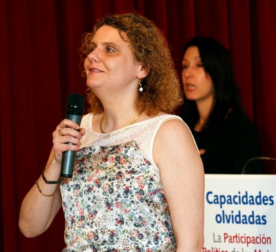 La cantante afiliada Paqui Torres interpretando el tema "Lo que vales"