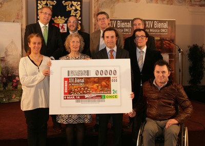 Responsables de la ONCE y autoridades locales muestran el cupón dedicado a la XIV Bienal de Música de la ONCE