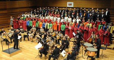 Actuación conjunta de todas las corales y orquestas de la ONCE participantes en la Bienal, durante el concierto de clausura