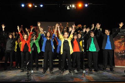 La Coral Allegro ejecutando una coreografía en plena actuación 