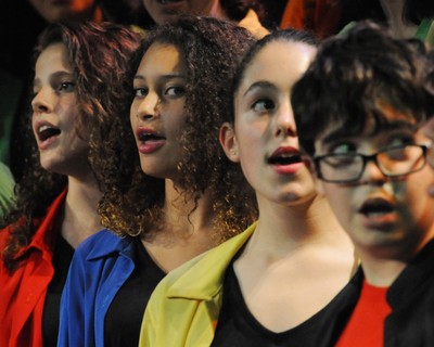 Primer plano de cuatro jóvenes integrantes de la Coral Allegro