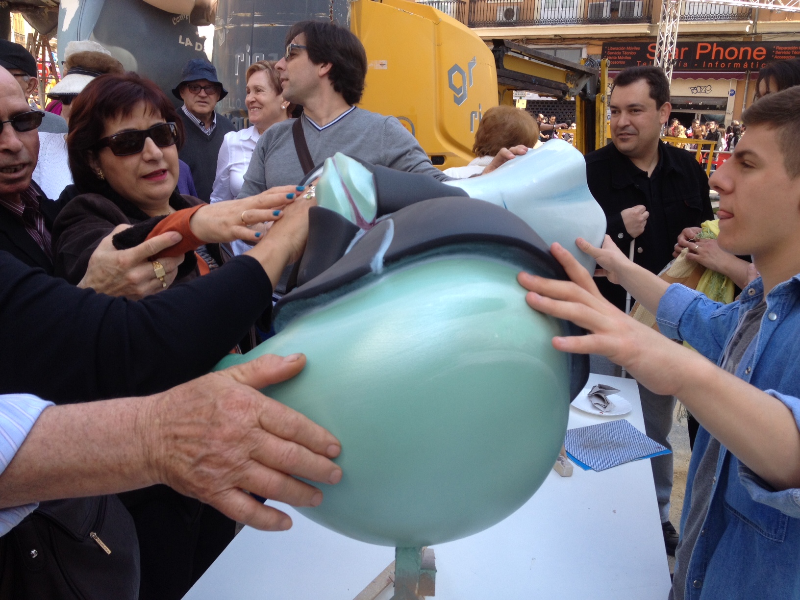 Grupo de afiliados visitando el montaje en la calle de una falla