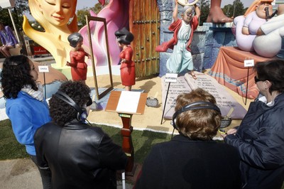 Falla adaptada por la ONCE con textos en braille y explicaciones sonoras