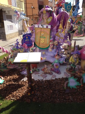 Falla infantil con un atril y textos en braille que explica lo que representa el monumento