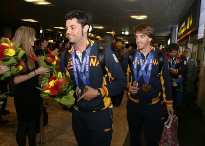 Llegada al aeropuerto de Madrid-Barajas de Galindo y Santacana