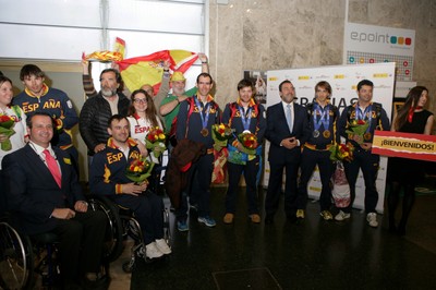 Recibimiento en Barajas de aficionados y miembros del Comité Paralímpico Español, con Miguel Carballeda (cuarto por la derecha), entre otras personalidades 