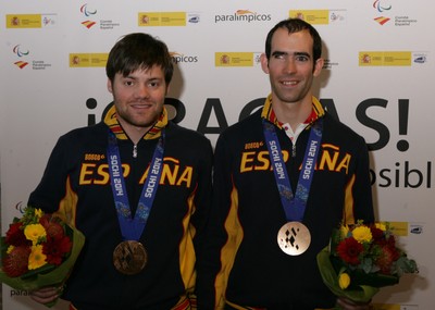 Arnau Ferrer y Gabriel Gorce posan con sus medallas nada más aterrizar en Madrid