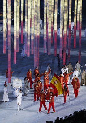 El Equipo Español en Sochi desfila en la ceremonia de inauguración de los Juegos con Santacana como abanderado.