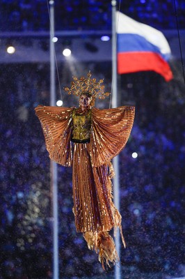 Momento de la ceremonia de inauguración de los Juegos con bailarinas voladoras