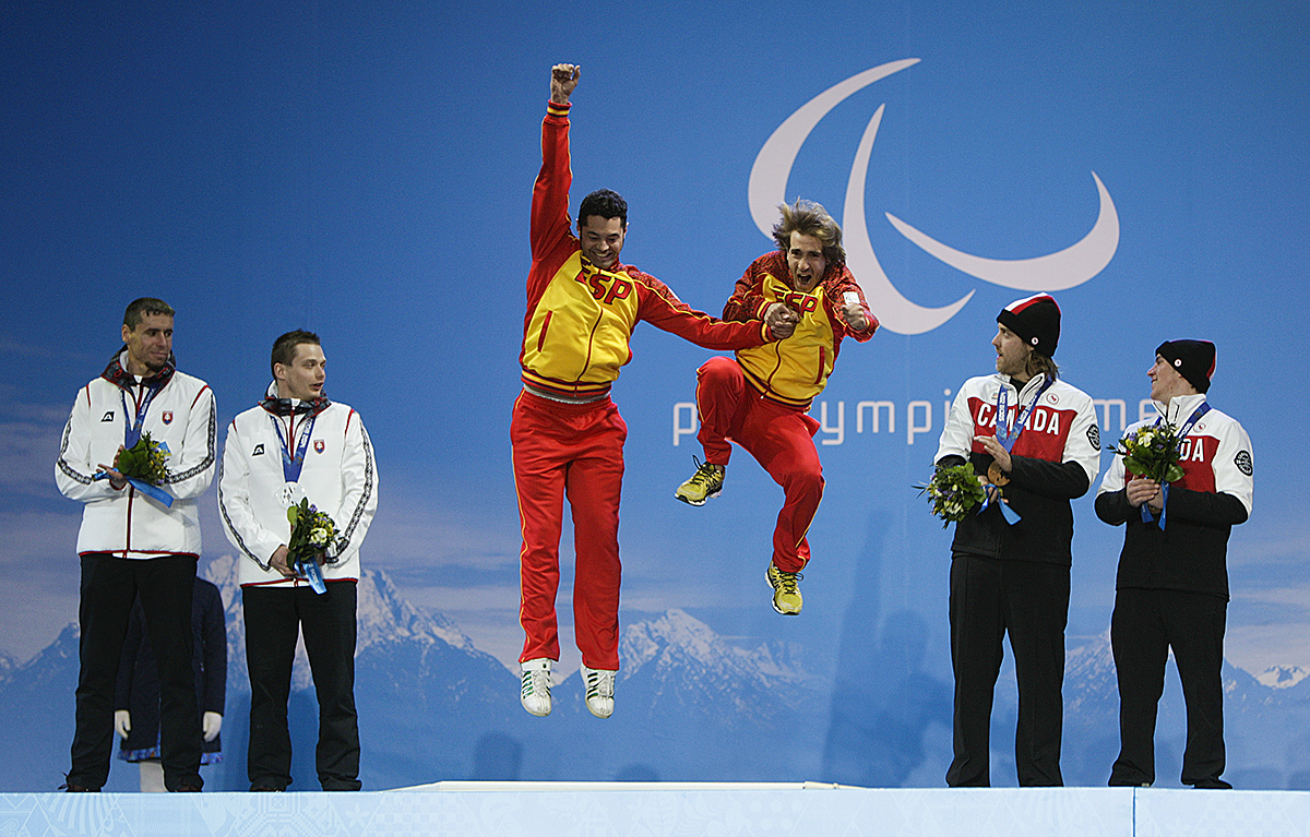 Galindo y Santacana saltan en el podium antes de recibir la medalla de oro