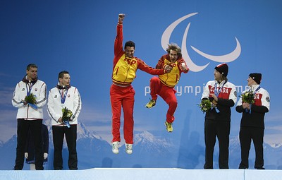 Galindo y Santacana saltan en el podium antes de recibir la medalla de oro