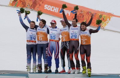 Gorce y Ferrer en el podium antes de recibir sus medallas de bronce