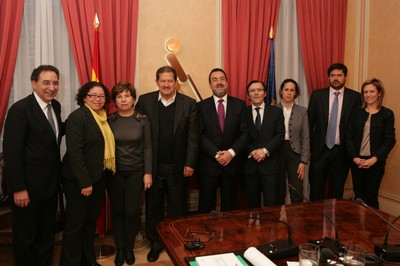 La delegación colombiana, con los representantes de la ONCE en el Salón de Plenos del Consejo.