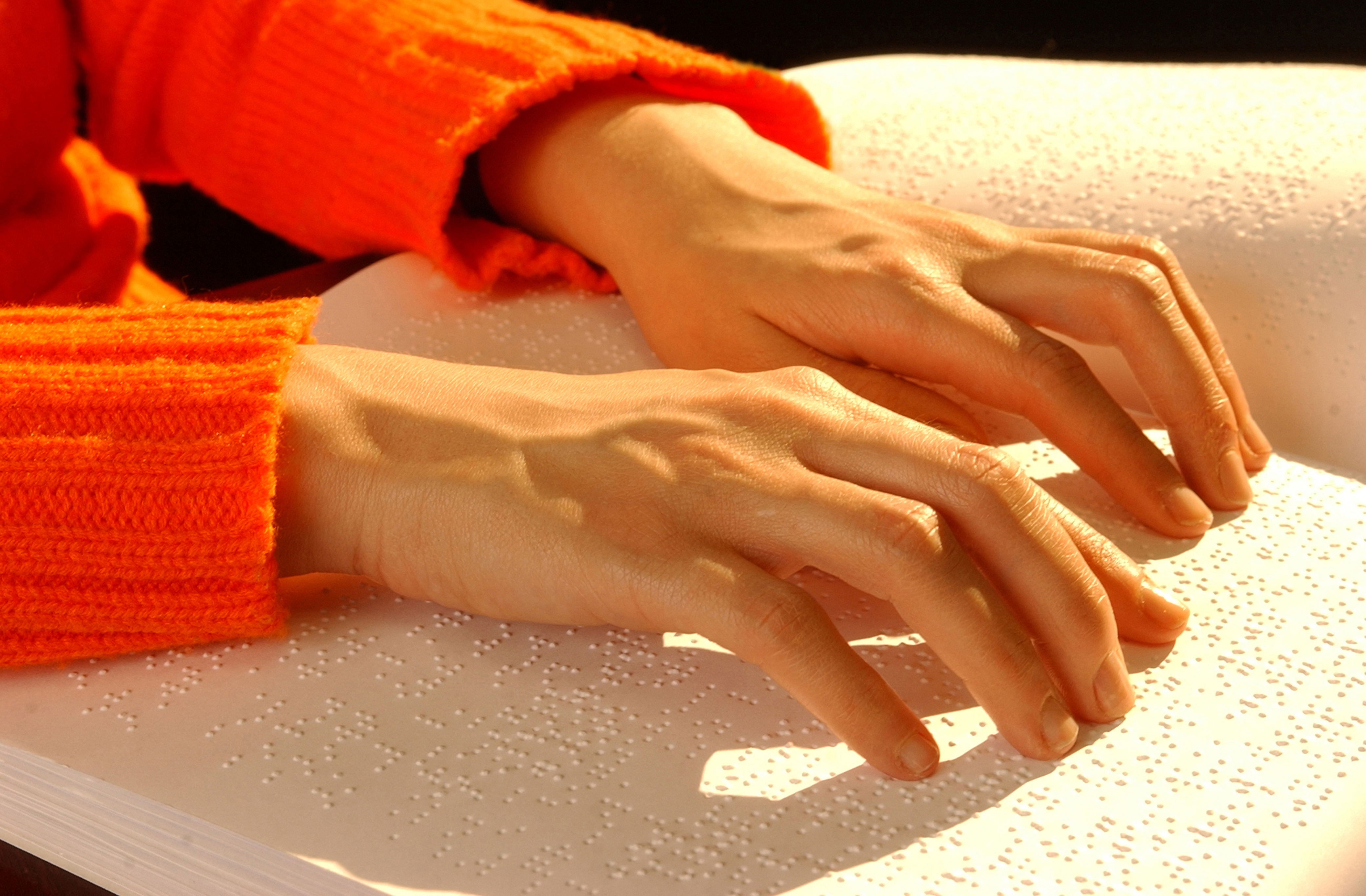 Manos leyendo braille
