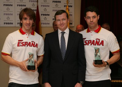 Santacana (izquierda) y Galindo recogen su galardón, junto a Carlos Escudero de Burón, presidente del Fórum