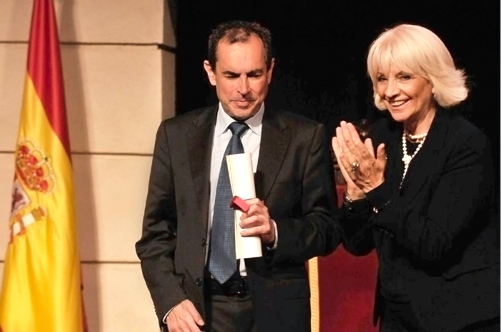 Ventura Pazos (izquierda) junto a Teófila Martínez tras recoger el premio