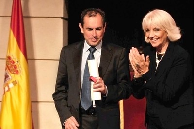 Ventura Pazos (izquierda) junto a Teófila Martínez tras recoger el premio