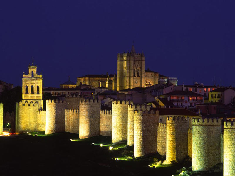 Imagen nocturna de la ciudad de Ávila