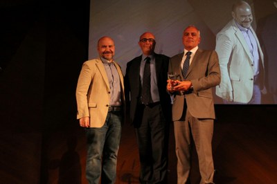 Javier Rodríguez Baquero (a la derecha) con el premio en sus manos
