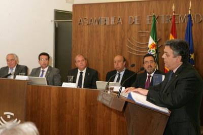 Acto de presentación y lectura del Estatuto de Extremadura en braille