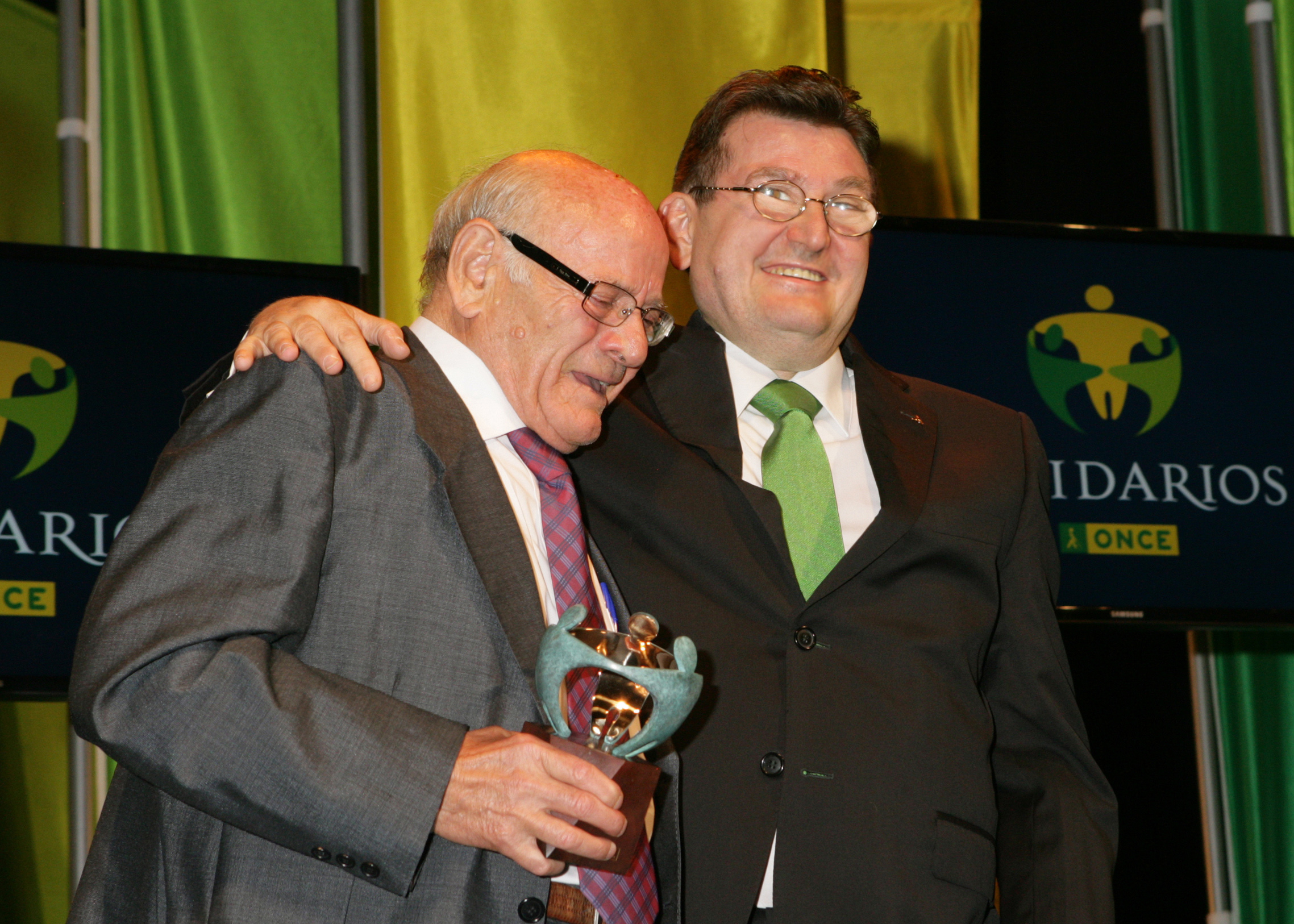 Cipriano González  "El amigo de los pobres" junto al director general tras recibir su Premio Solidario