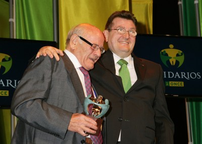 Cipriano González  "El amigo de los pobres" junto al director general tras recibir su Premio Solidario