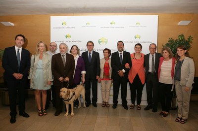 Galardonados y responsables de la ONCE en Cataluña junto a Artur Mas y Miguel Carballeda en el medio de la imagen