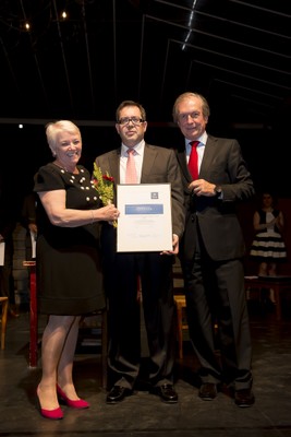 César Palacios recibe la certificación de Juego Responsable