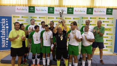 El equipo de Tarragona levanta su trofeo como campeón nacional de Fútbol Sala