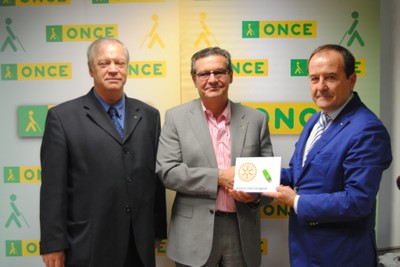 El presidente electo del Rotary Club Zaragoza, Alberto Gotor (a la izquierda) junto a Ignacio Escanero (centro), acompañados por el socio rotario autor de las grabaciones, Pedro Corona.
