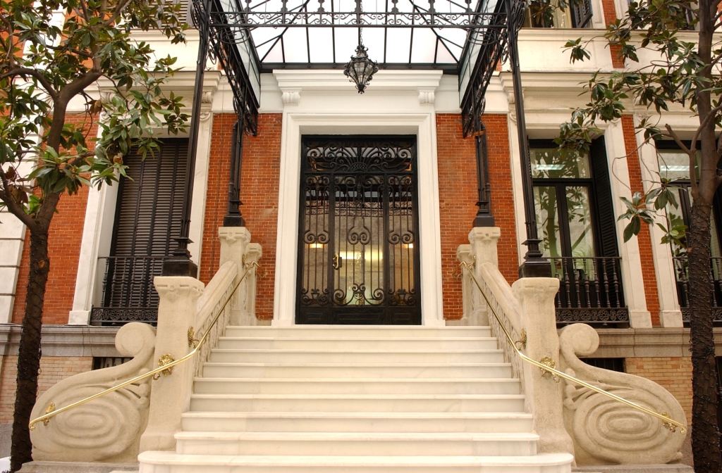 Escalinata y puerta de entrada del Consejo General de la ONCE
