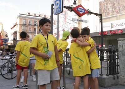 Los niños participanten en el Campamento de la Ilusión en la Plaza madrileña de Callao durante la visita turística por la capital