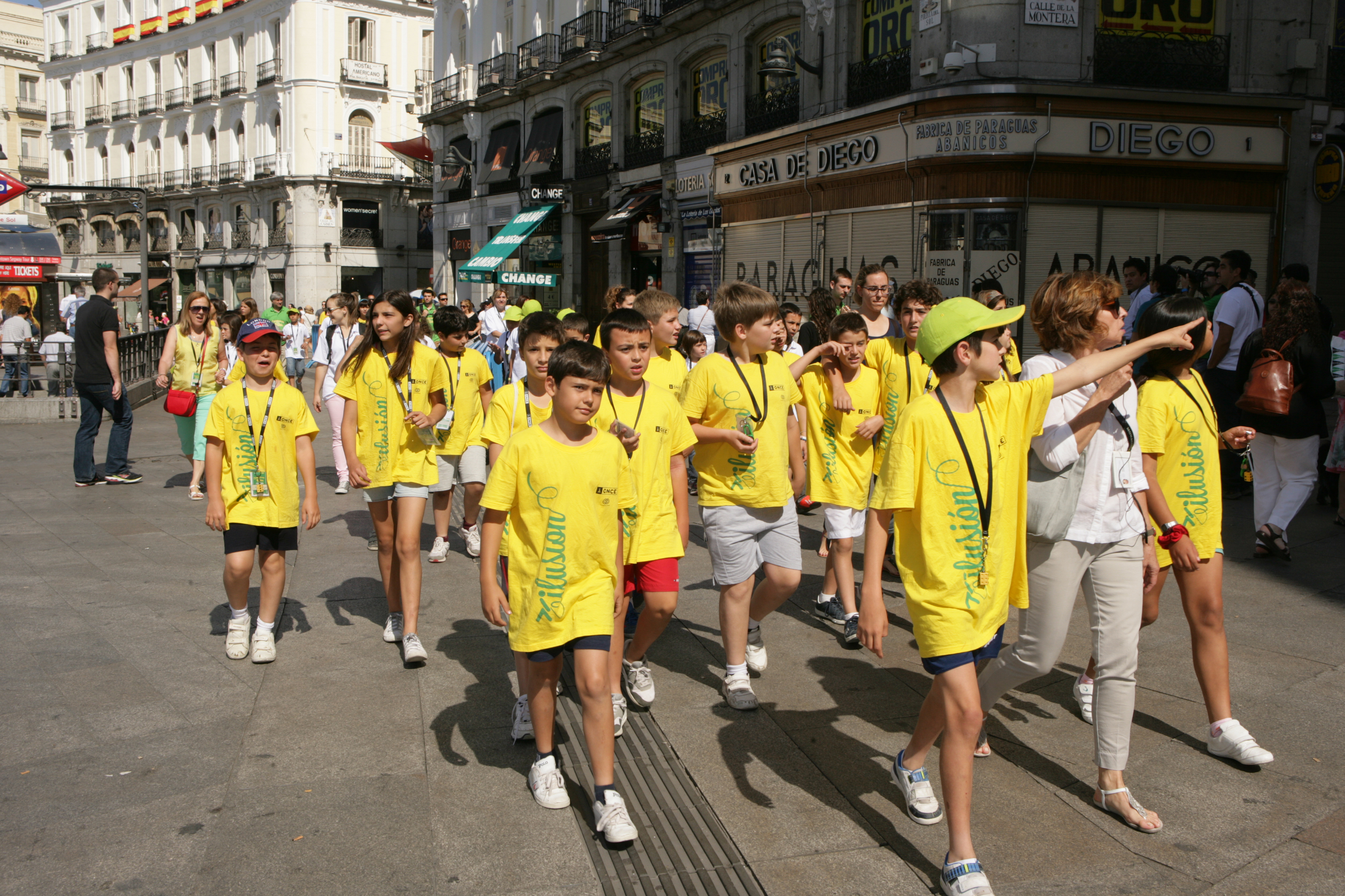 Todo el grupo recorriendo el centro de Madrid