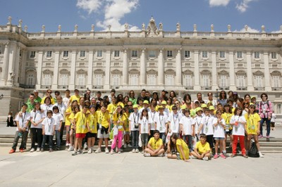 Todo el grupo con el Palacio Real al fondo
