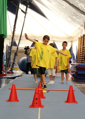 Los escolares participando en el aula de Circo, una de las actividades del Campamento  