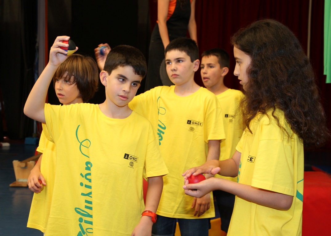 Ejercicios de malabarismo en el aula de Circo