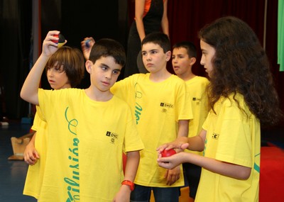 Ejercicios de malabarismo en el aula de Circo