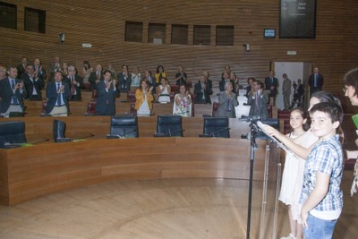 Escolares presentando el Manifiesto en las Cortes Valencianas