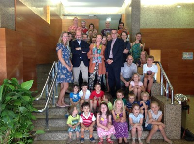 La embajadora checa posa en las escaleras de la sede de la Fundación ONCE, con alumnos del programa, niños y responsables de la Fundación 