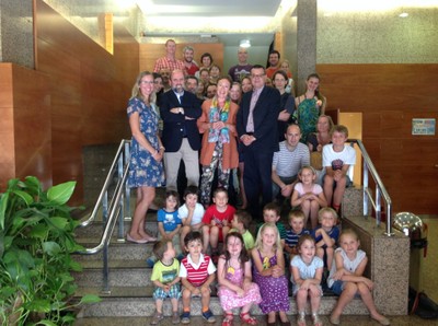 La embajadora checa posa en las escaleras de la sede de la Fundación ONCE, con alumnos del programa, niños y responsables de la Fundación 