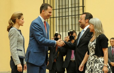 Los reyes saludan a Miguel Carballeda y a nuestra compañera de la Dirección de Comunicación e Imagen, María Pons