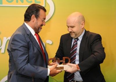 Miguel Carballeda (a la izquierda) recoge el premio de manos de Luis Cayo Pérez